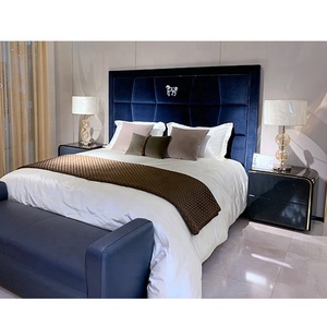 Cama Doble King Size de Diseño Italiano de Lujo Posmoderno para Dormitorio - Product Image 1