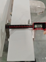 Pièces d'escalier en bois blanc apprêté modernes pour hôpitaux, hôtels et appartements, faciles à installer