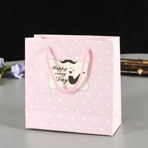 Sac en papier rose bébé personnalisé avec impression CMJN pour emballage de cosmétiques et de vêtements avec design personnalisé - Product Image 1