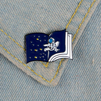 Großhandel Metall-Cartoon-Pins als Souvenir-Geschenke: Kreative Mode-Astronauten-Anstecknadeln mit dem Motiv „Schwebender Astronaut im Weltraum“ für Kleidung