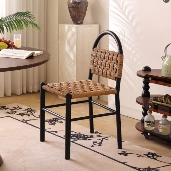 Silla de comedor de ratán con estructura de metal negro