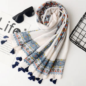 Asciugamano da spiaggia bianco e nero della foto dello scialle della protezione solare di viaggio di estate della sciarpa di cotone e di lino di stile etnico della boemia - Product Image 4