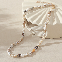 Colliers Faits à la Main Rétro Bohème Bijoux Escargot de Mer Coquillages Naturels Perles de Riz Chaîne Pendentif Coquillage pour Femmes Ras-du-Cou de Plage Accessoires