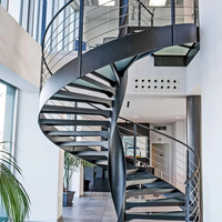 Escalier en colimaçon en verre au design simple, escalier hélicoïdal moderne pour intérieur avec marches en bois