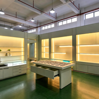 Vitrines de bijouterie sur mesure avec éclairage LED ; service de conception de boutique gratuit pour les horlogers de luxe