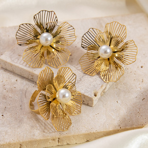 Ensemble collier et boucles d'oreilles en perles de fleurs, acier inoxydable plaqué or 18 carats, bijoux de fête pour femmes, fabriqué à Yiwu - Product Image 4