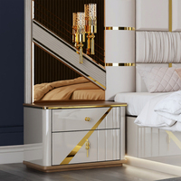 Ensemble de chambre à coucher de luxe rembourré à finition brillante avec lit de rangement, armoire et commode pour villa, hôtel ou usage domestique