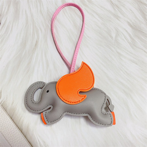 Porte-clés éléphant 5 cm en cuir jaune-orange, pendentif décoratif pour sac, accessoire ultraléger à suspendre au rétroviseur de voiture - Product Image 4