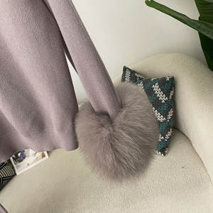 طقم كنزة نسائي كاجوال من الصوف المحبوك المريح للخريف مكون من بلوفر بياقة عالية وبنطلون واسع الساق مع أساور من فرو الثعلب الطبيعي للبيع بالجملة - Product Image 6