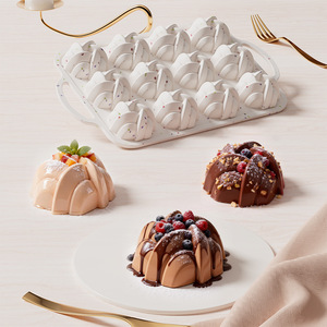 Molde de Silicona para Hornear Muffins de 12 Cavidades - Grado Alimenticio, Antiadherente y Fácil de Desmoldar, Ideal para Cupcakes y Postres Caseros - Product Image 4