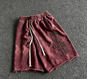 Pantalones Cortos Casuales de Alta Calidad con Lavado Ácido, Efecto Desgastado por el Sol, Color Borgoña, Estampado de Letras con Pedrería, Borde sin Rematar y Cordón Ajustable - Product Image 2
