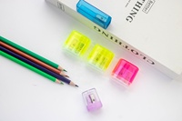 Taille-crayon double barillet compact en plastique manuel coloré Diplopore pour enfants, étudiants, école, classe, maison
