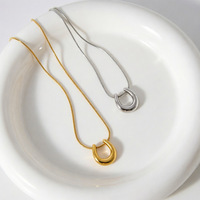 Collier en chaîne de serpent simple en acier inoxydable 316L plaqué or 18 carats sur mesure en gros, pendentif en forme de sabot de cheval en U pour femmes