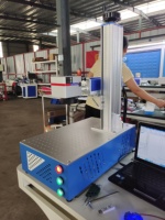 Máquina de Marcado Láser de Fibra de Escritorio HONGSHENGDA de 20W-100W con Posicionamiento de Luz Roja para Grabado en Metal, 45 kg