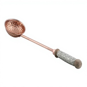 Louche en cuivre martelé avec manche en bois métallique - Product Image 1