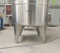 Cuve de fermentation en acier inoxydable pour vin rouge avec système de contrôle de température à plaques alvéolées, idéale pour la production de vin de fruits