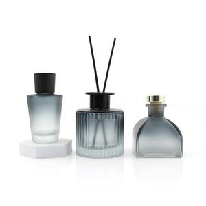 Bouteille diffuseur de parfum en verre rond gris dépoli avec bouchon en aluminium, motif rayures verticales uniques, vide, pour bâtonnets aromatiques, avec capuchon - Product Image 2