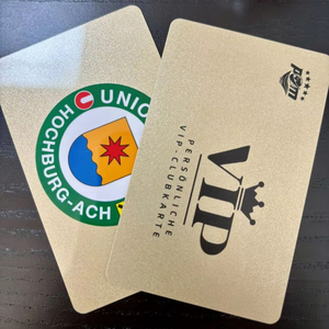 Carte magnétique personnalisée VIP en PVC avec finitions métalliques or et argent et impression sérigraphique - Product Image 1