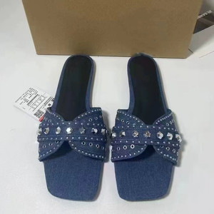 Sandales plates pour femmes en denim bleu, à bout ouvert avec embellissements brillants - Product Image 3