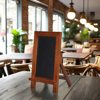 Un panneau de panneau de craie de cadre pour des affaires affichage de menu de panneau sandwich en bois teinté autoportant vigoureux pour le restaurant
