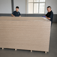 Panneau décoratif en panneaux de particules E1 de 18 mm avec surface lisse et stratifié mélaminé pour meubles et armoires, idéal pour l'hôtellerie moderne