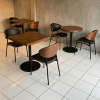Tables et chaises de bar de style vintage personnalisables pour rehausser l'ambiance d'un restaurant. Ils sont durables et faciles à nettoyer