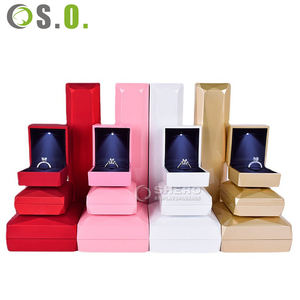 Cajas de plástico LED personalizadas de primera calidad en rosa, blanco y rojo para collares, pulseras, anillos, pendientes y joyas. - Product Image 2