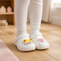 Breloques de chaussures 3D personnalisées pour filles, motif dessin animé, avec boutons et décorations florales, en PVC, design à trous pour chaussures à trous