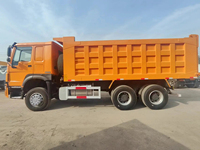 Un camion benne d'occasion Haowo 380 en bon état, utilisé pour le transport de matériaux tels que le sable, le gravier, le minerai, et les travaux de terrassement.