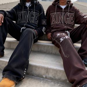 ชุดเซ็ตเสื้อฮู้ดดี้ทรงบ็อกซ์ครอปและกางเกงขาบานสไตล์เรโทร แต่งลายปักโลโก้แบบย้อนยุค สตรีทแวร์สุดฮิตประจำปี 2026 - Product Image 2