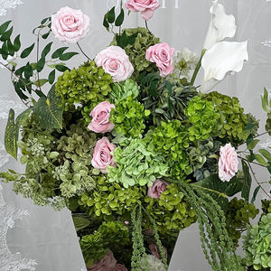 Roses et Hortensias Artificiels en Soie Rose et Vert Émeraude, Faits à la Main, Écologiques et Réalistes pour Décoration de Fond de Mariage - Product Image 4