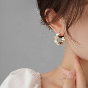 Pendientes de Botón en Forma de C con Diseño Colorido y Efecto Goteo, Versátiles y de Alta Gama con Perla como Piedra Principal, Regalo para Mujer - Product Image 4