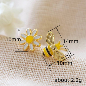 Orecchini a perno asimmetrici Daisy Bee da donna, gioielli alla moda in stile semplice e fresco - Product Image 5