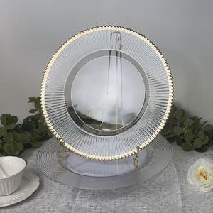 Assiettes de présentation rondes en plastique transparent de 33 cm avec bord doré, technique de gravure durable, pour décoration de table de mariage - Product Image 2