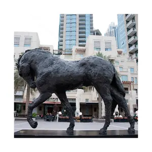 迪拜市中心的马雕像青铜真人大小的马