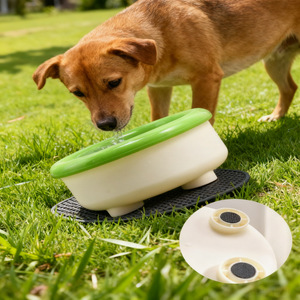 Fontaine à eau pour animaux de compagnie avec filtre et base antidérapante pour chiens, utilisation en extérieur - Product Image 1