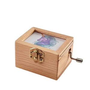 Caja <span class=keywords><strong>de</strong></span> <span class=keywords><strong>Música</strong></span> <span class=keywords><strong>de</strong></span> Madera <span class=keywords><strong>de</strong></span> Haya con Logotipo Personalizado, Pintada a Mano y Grabada, con Manivela, con <span class=keywords><strong>Música</strong></span> Personalizada TY-702019 - Product Image 1