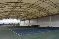 Terrain de padel panoramique standard FIP avec toit fixe en PVDF, finition galvanisée à chaud, gazon artificiel de 12 mm