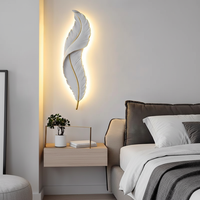 Lámpara de Pared Moderna Tricolor de Resina, Decoración de Pared Interior para Sala de Estar y Dormitorio, Lámpara de Pared LED con Diseño de Pluma