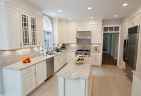 Cuisine moderne sur mesure en U, design lumineux et traditionnel, avec finition marbre et armoire de rangement classique