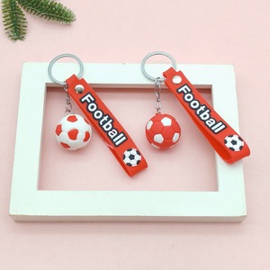 Porte-clés de football coloré avec breloque ballon de soccer, forme rectangulaire en plastique, style dessin animé, accessoire léger pour sac - Product Image 6