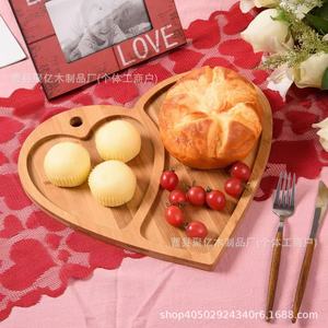Bandeja de madera en forma de corazón, plato de servir dividido para postres, regalo de San Valentín, diseño de madera natural de color sólido - Product Image 1