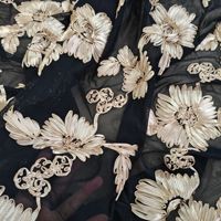 Tissu brodé en maille noire avec fleur beige, tissu en ruban à fleurs d'hibiscus 3D pour robe de femme, robe de mariée