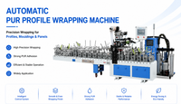 Machine automatique de travail du bois pour bandes de bois massif, enveloppement de profilés par colle PUR thermofusible