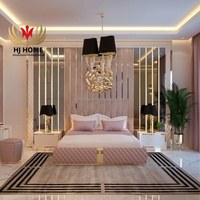 Ensemble de chambre à coucher moderne HJ HOME, panneau mural avec garnitures métalliques LED, fond miroir, tête de lit murale en tissu rose, lit de villa