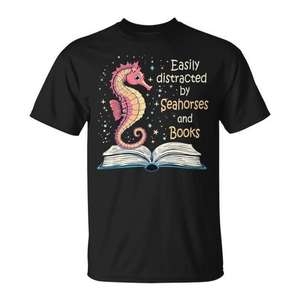 Camiseta para amantes de la lectura, ideal para quienes se distraen fácilmente con caballitos de mar y libros, para amantes de los libros y entusiastas de las criaturas marinas - Product Image 1