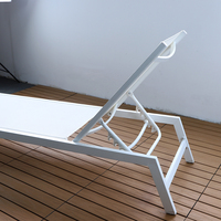 Chaise longue d'extérieur élégante avec cadre argenté et dossier multi-positions en maille blanche pour piscine, patio et jardin