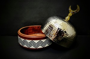 Plateau de service rond en métal argenté avec couvercle, design classique, finition polie, pour les fêtes, vendeur d'Inde - Product Image 5