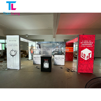 Stand de Exhibición Modular para Ferias Comerciales 6x6 con Caja de Luz SEG y Pared de Tela Retroiluminada