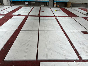 Grande <span class=keywords><strong>dalle</strong></span> de calcite en marbre blanc naturel Sivec Polaris de qualité supérieure avec finition brossée aiguisée pour carreaux de sol d'intérieur - Product Image 2